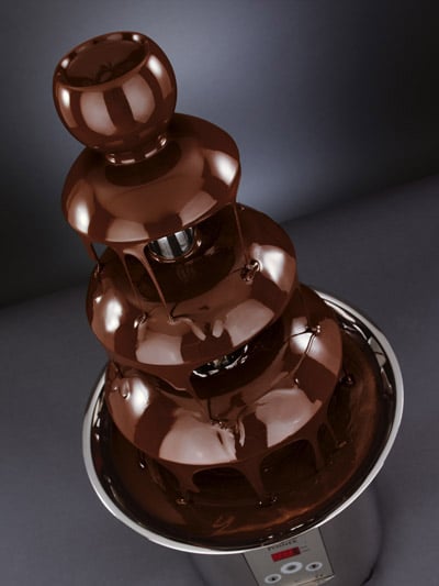 stor chokoladefontæne med smeltet chokolade