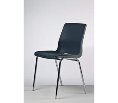 grå stabelstol med krom stel og polstret sæde