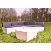 sort loungesofa med fem hvide moduler og hvidt bord på græsplæne