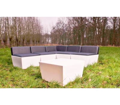 sort loungesofa med fem hvide moduler og hvidt bord på græsplæne