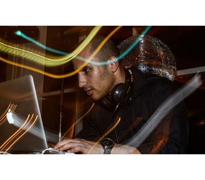 mandlig DJ ved Apple bærbar