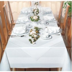 fint dækket bord med hvid dug og service