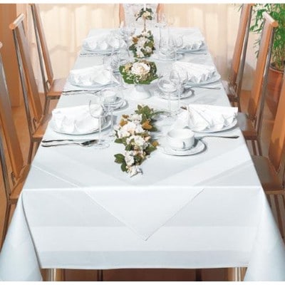 flot dækket bord med hvid dug