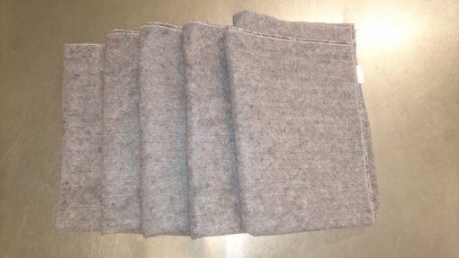 fem grå tæpper på bord