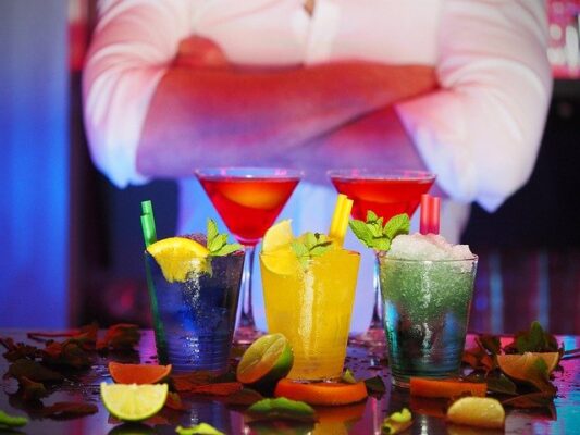bartender med drinks