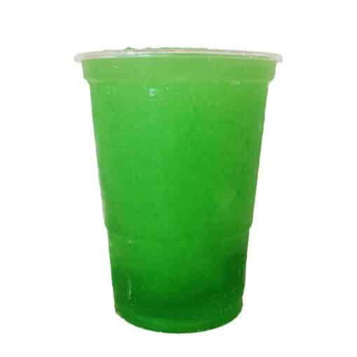 plastglas med grøn slushice