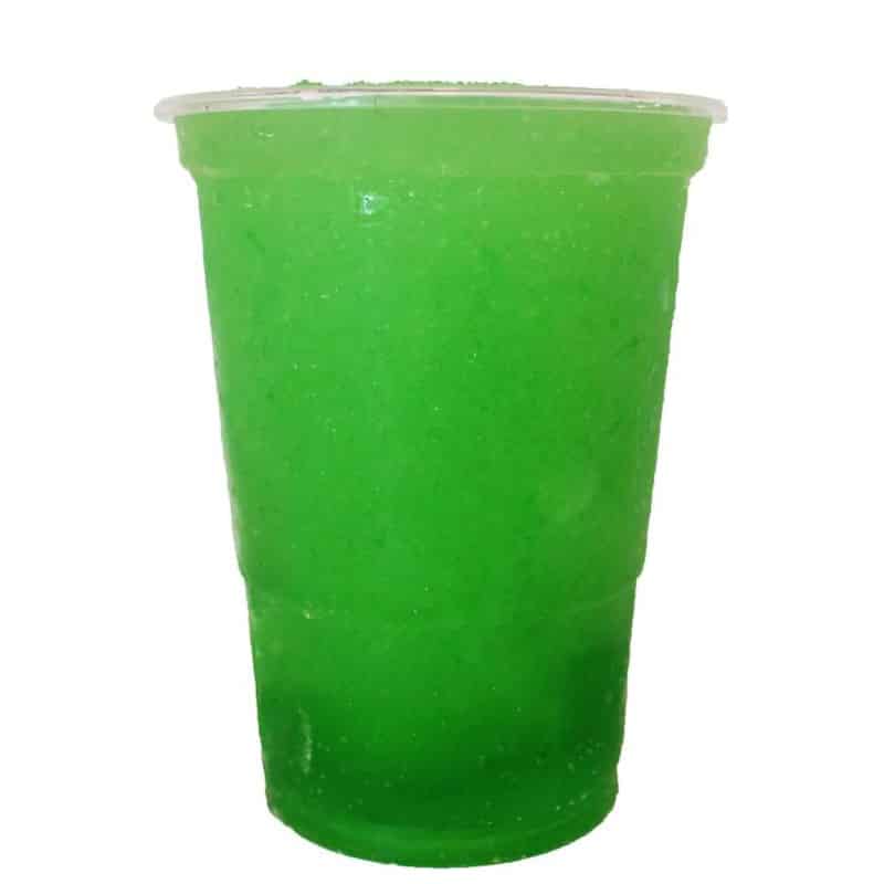 plastglas med grøn slushice